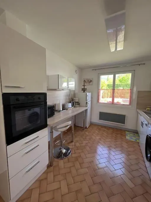 Appartement En Rez De Jardin -Terrasse-2 Chambres-Parking ル・ポエ・ラヴァル 0*,  フランス