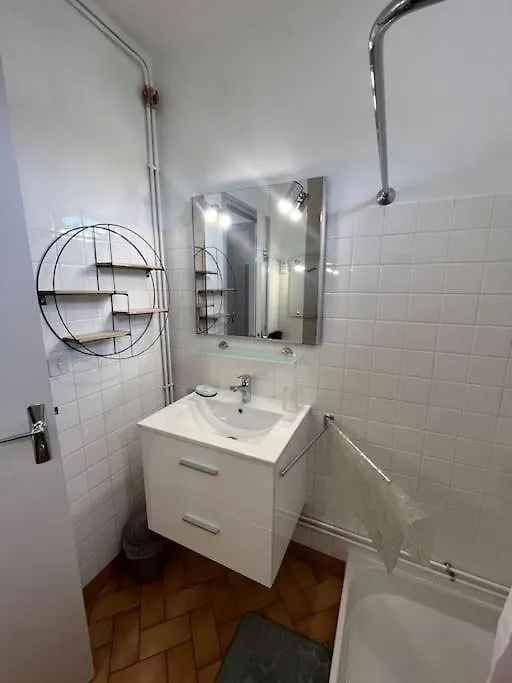 Appartement En Rez De Jardin -Terrasse-2 Chambres-Parking ル・ポエ・ラヴァル アパート