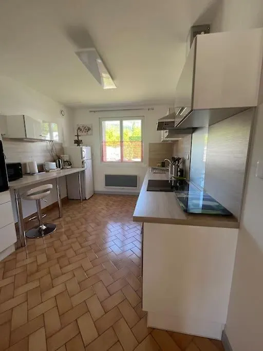 Appartement En Rez De Jardin -Terrasse-2 Chambres-Parking ル・ポエ・ラヴァル アパート